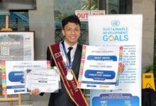 Syaban Al Musyaffa, mahasiswa UMS juara internasional, memegang lima sertifikat penghargaan dan memakai selempang serta medali di ajang Indonesian Golden Youth Summit 2026 Malaysia.