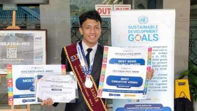 Syaban Al Musyaffa, mahasiswa UMS juara internasional, memegang lima sertifikat penghargaan dan memakai selempang serta medali di ajang Indonesian Golden Youth Summit 2026 Malaysia.