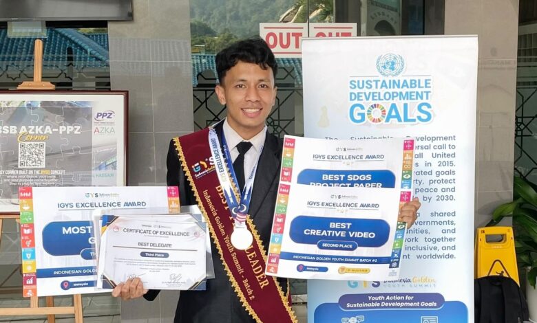 Syaban Al Musyaffa, mahasiswa UMS juara internasional, memegang lima sertifikat penghargaan dan memakai selempang serta medali di ajang Indonesian Golden Youth Summit 2026 Malaysia.