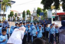 Siswa SD Muhammadiyah Kriyan antusias mengikuti praktik sikat gigi bersama sebagai bagian dari edukasi kesehatan gigi anak.