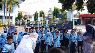 Siswa SD Muhammadiyah Kriyan antusias mengikuti praktik sikat gigi bersama sebagai bagian dari edukasi kesehatan gigi anak.