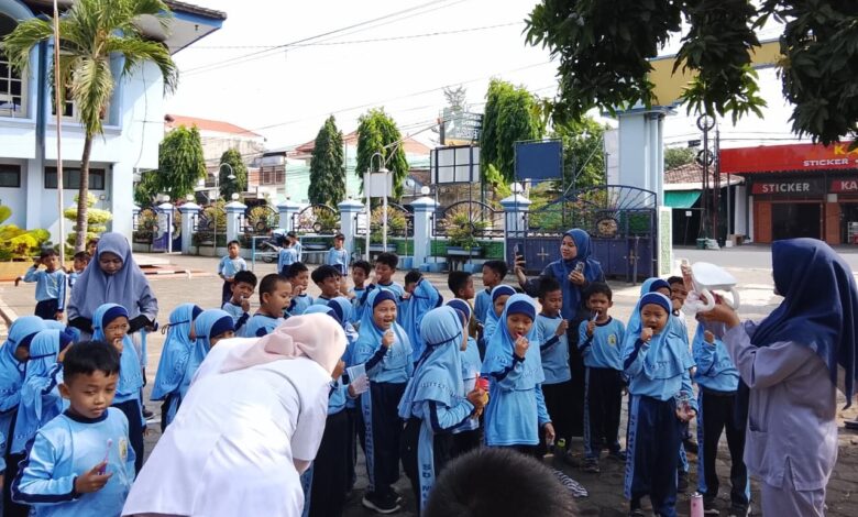 Siswa SD Muhammadiyah Kriyan antusias mengikuti praktik sikat gigi bersama sebagai bagian dari edukasi kesehatan gigi anak.