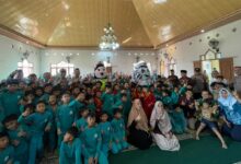 Ratusan siswa SD Muhammadiyah Baitul Fallah berfoto bersama petugas Polres Karanganyar dan maskot kepolisian dalam kegiatan Polisi Sahabat Anak.