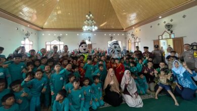 Ratusan siswa SD Muhammadiyah Baitul Fallah berfoto bersama petugas Polres Karanganyar dan maskot kepolisian dalam kegiatan Polisi Sahabat Anak.
