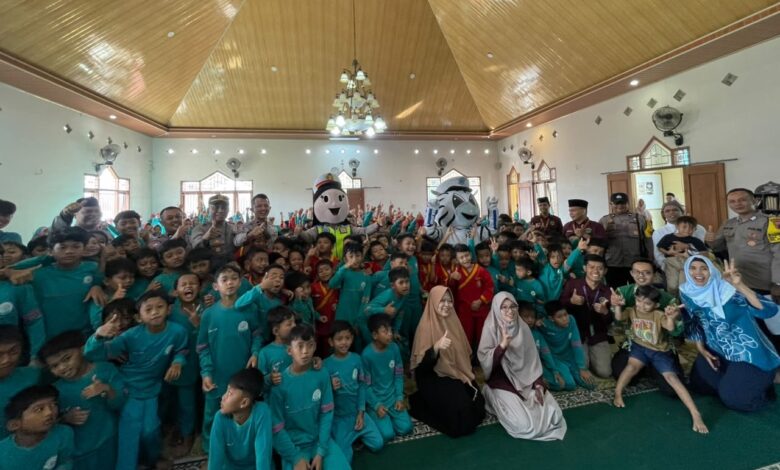 Ratusan siswa SD Muhammadiyah Baitul Fallah berfoto bersama petugas Polres Karanganyar dan maskot kepolisian dalam kegiatan Polisi Sahabat Anak.