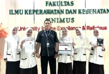 Tim mahasiswa keperawatan Unimus bersama dosen pembimbing memamerkan inovasi model keperawatan digital SLEEP-7 Unimus untuk meningkatkan kualitas tidur pasien hipertensi.