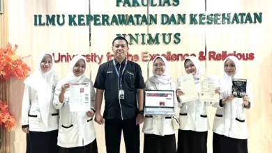 Tim mahasiswa keperawatan Unimus bersama dosen pembimbing memamerkan inovasi model keperawatan digital SLEEP-7 Unimus untuk meningkatkan kualitas tidur pasien hipertensi.