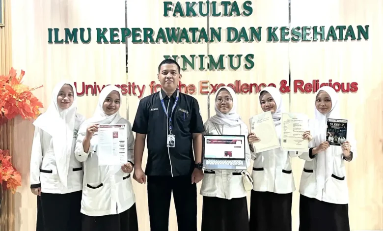 Tim mahasiswa keperawatan Unimus bersama dosen pembimbing memamerkan inovasi model keperawatan digital SLEEP-7 Unimus untuk meningkatkan kualitas tidur pasien hipertensi.
