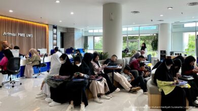 Calon mahasiswa baru mengantre di ruang layanan Admisi PMB UMS 2026 Universitas Muhammadiyah Surakarta.