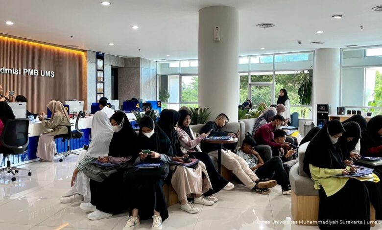 Calon mahasiswa baru mengantre di ruang layanan Admisi PMB UMS 2026 Universitas Muhammadiyah Surakarta.
