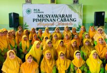 Peserta berfoto bersama dalam kegiatan Evaluasi Program Kerja Aisyiyah yang diselenggarakan oleh PCA Colomadu.