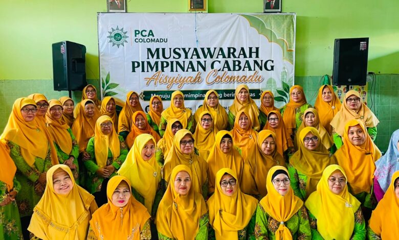 Peserta berfoto bersama dalam kegiatan Evaluasi Program Kerja Aisyiyah yang diselenggarakan oleh PCA Colomadu.