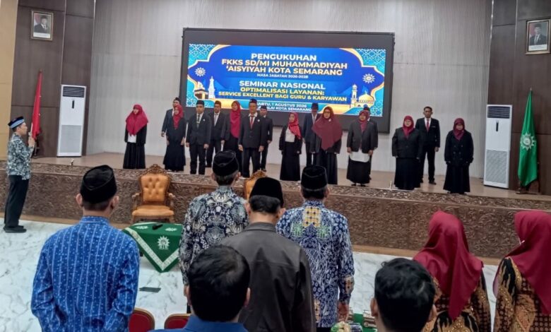Pengukuhan pengurus FKKS Kota Semarang dan seminar nasional service excellent guru di Balai Kota Semarang.