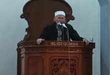 KH Fahrurrodzi saat menyampaikan kajian Surat Al-Fatihah di Masjid Al-Istiqomah Jepara