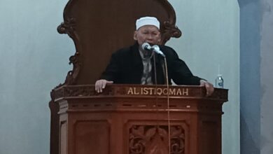 KH Fahrurrodzi saat menyampaikan kajian Surat Al-Fatihah di Masjid Al-Istiqomah Jepara