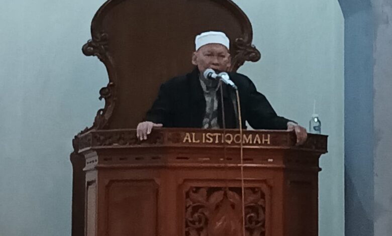 KH Fahrurrodzi saat menyampaikan kajian Surat Al-Fatihah di Masjid Al-Istiqomah Jepara