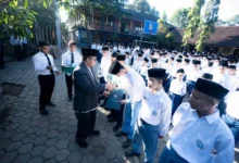 Santri dan guru Pondok Pesantren Darul Arqam Patean menerima penghargaan dalam ajang Olimpiade Bahasa Arab 2026