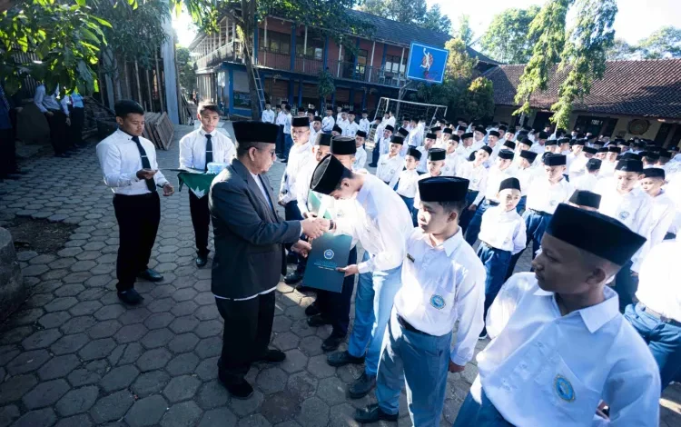 Santri dan guru Pondok Pesantren Darul Arqam Patean menerima penghargaan dalam ajang Olimpiade Bahasa Arab 2026