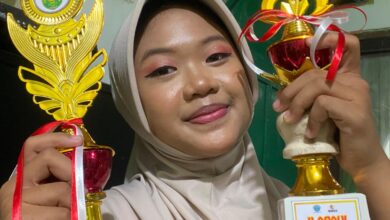 Amira Nugraheni Syahida, siswi SMP Mutual Kota Magelang, menunjukkan dua piala juara Borobudur Line Dance yang diraihnya.