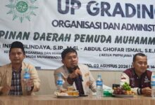 Tiga tokoh pemuda penggerak menyampaikan materi tentang kepemimpinan pemuda dan transparansi organisasi dalam acara Up Grading PDPM Banyumas.