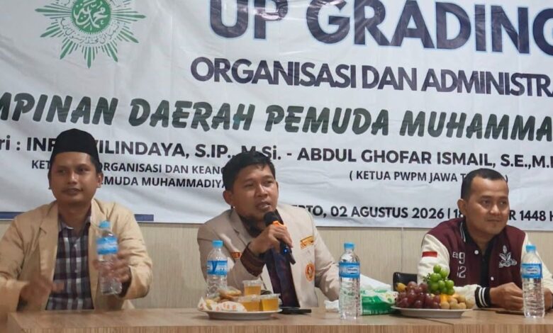 Tiga tokoh pemuda penggerak menyampaikan materi tentang kepemimpinan pemuda dan transparansi organisasi dalam acara Up Grading PDPM Banyumas.