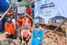 Peletakan batu pertama pembangunan Masjid STIEM Cilacap oleh pengurus BPH dan PDM Cilacap