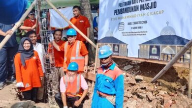 Peletakan batu pertama pembangunan Masjid STIEM Cilacap oleh pengurus BPH dan PDM Cilacap