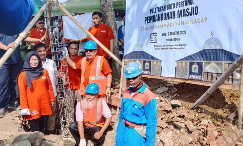 Peletakan batu pertama pembangunan Masjid STIEM Cilacap oleh pengurus BPH dan PDM Cilacap
