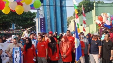Ribuan peserta bersiap mengikuti Jalan Sehat STIEM Cilacap di depan gerbang kampus