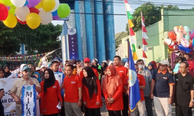Ribuan peserta bersiap mengikuti Jalan Sehat STIEM Cilacap di depan gerbang kampus