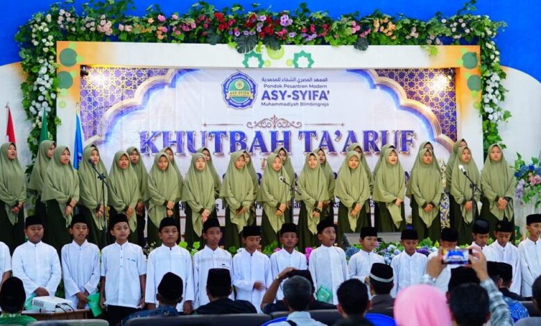 Penampilan santri dalam acara Khutbah Ta'aruf dan sosialisasi program pesantren di Pondok Pesantren Modern Asy-Syifa Jepara.