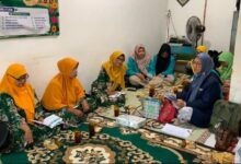 Tim FIK UMS saat memberikan penyuluhan program Desa Sehat Mandiri Aisyiyah kepada pengurus Pos Lansia Aisyiyah Cempaka Sehat Joyotakan Surakarta.