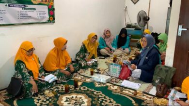 Tim FIK UMS saat memberikan penyuluhan program Desa Sehat Mandiri Aisyiyah kepada pengurus Pos Lansia Aisyiyah Cempaka Sehat Joyotakan Surakarta.