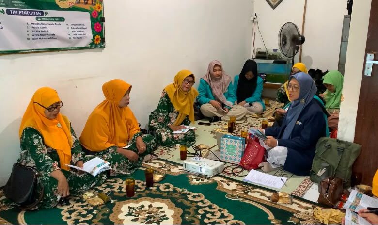 Tim FIK UMS saat memberikan penyuluhan program Desa Sehat Mandiri Aisyiyah kepada pengurus Pos Lansia Aisyiyah Cempaka Sehat Joyotakan Surakarta.