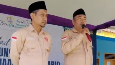Ketua LBH-AP Muhammadiyah Pekalongan Purwoko Utomo bersama pengurus memberikan sosialisasi bantuan hukum gratis di Milad TrenQu Rogoselo.