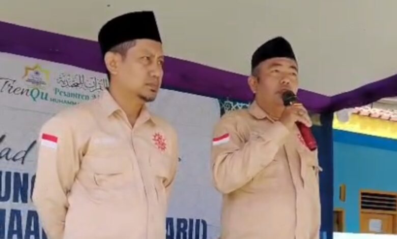 Ketua LBH-AP Muhammadiyah Pekalongan Purwoko Utomo bersama pengurus memberikan sosialisasi bantuan hukum gratis di Milad TrenQu Rogoselo.
