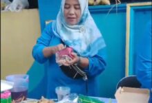 Pelaku UMKM kuliner Aisyiyah melayani pembeli di bazar Milad ke-5 Trenqu Rogoselo, Kabupaten Pekalongan.