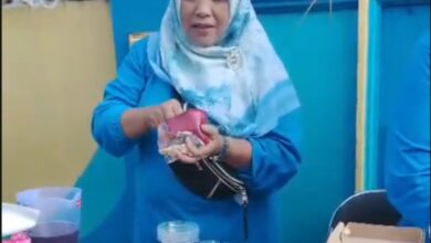 Pelaku UMKM kuliner Aisyiyah melayani pembeli di bazar Milad ke-5 Trenqu Rogoselo, Kabupaten Pekalongan.