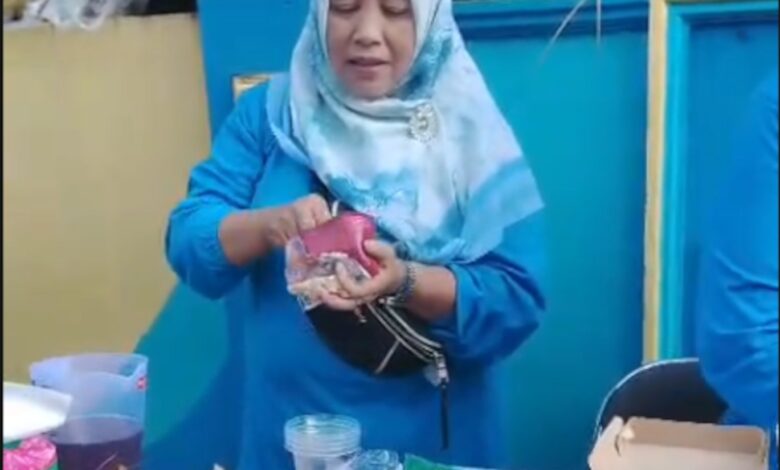 Pelaku UMKM kuliner Aisyiyah melayani pembeli di bazar Milad ke-5 Trenqu Rogoselo, Kabupaten Pekalongan.