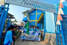 Suasana pelepasan peserta jalan sehat dalam rangka Milad TrenQu Rogoselo dan peluncuran PSB Pesantren Al-Quran Muhammadiyah Pekalongan