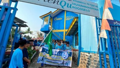 Suasana pelepasan peserta jalan sehat dalam rangka Milad TrenQu Rogoselo dan peluncuran PSB Pesantren Al-Quran Muhammadiyah Pekalongan