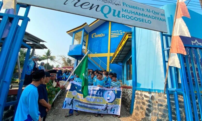 Suasana pelepasan peserta jalan sehat dalam rangka Milad TrenQu Rogoselo dan peluncuran PSB Pesantren Al-Quran Muhammadiyah Pekalongan