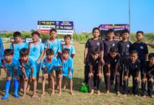 Tim Sepak Bola SD MTQ Wonokerto berpose bersama lawan dan guru pendamping usai laga persahabatan di Lapangan Sijambe.