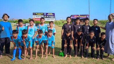 Tim Sepak Bola SD MTQ Wonokerto berpose bersama lawan dan guru pendamping usai laga persahabatan di Lapangan Sijambe.
