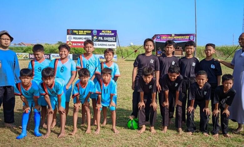 Tim Sepak Bola SD MTQ Wonokerto berpose bersama lawan dan guru pendamping usai laga persahabatan di Lapangan Sijambe.