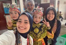 Aya Abusidu, mahasiswa asing BIPA UMS asal Palestina, berfoto selfie ceria bersama siswi berseragam tari tradisional, warga lokal, dan rekan mahasiswa internasional saat belajar budaya Indonesia di Bayat, Klaten.