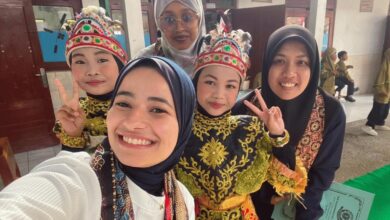 Aya Abusidu, mahasiswa asing BIPA UMS asal Palestina, berfoto selfie ceria bersama siswi berseragam tari tradisional, warga lokal, dan rekan mahasiswa internasional saat belajar budaya Indonesia di Bayat, Klaten.