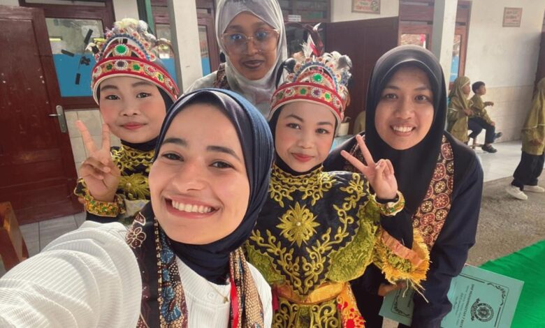 Aya Abusidu, mahasiswa asing BIPA UMS asal Palestina, berfoto selfie ceria bersama siswi berseragam tari tradisional, warga lokal, dan rekan mahasiswa internasional saat belajar budaya Indonesia di Bayat, Klaten.