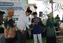 Wakil Bupati Purworejo Dion Agasi Setiabudi menerima bibit aren dari santri IPM saat peluncuran Kampung Aren Purworejo.