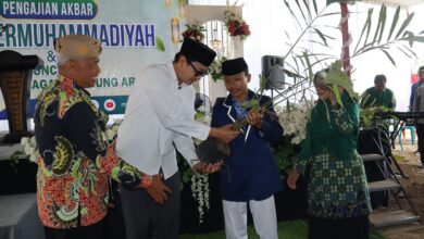 Wakil Bupati Purworejo Dion Agasi Setiabudi menerima bibit aren dari santri IPM saat peluncuran Kampung Aren Purworejo.